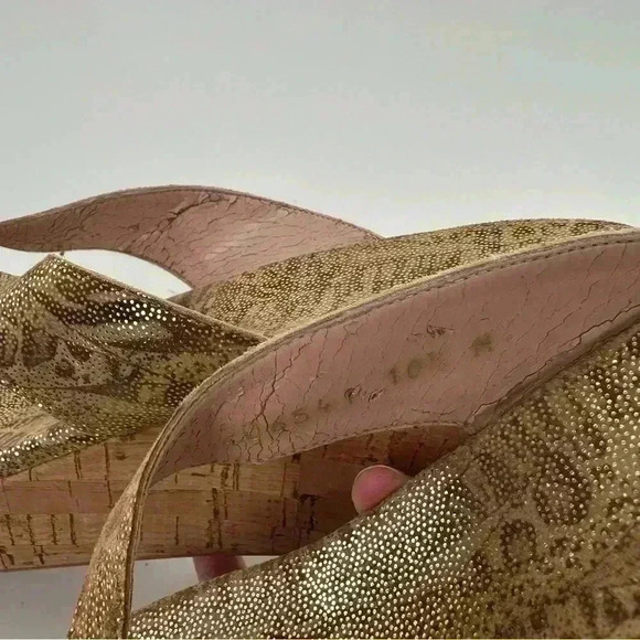 Stuart Weitzman sandals 10.5 gold leather snakeskin print cork platform thong - Picture 13 of 14